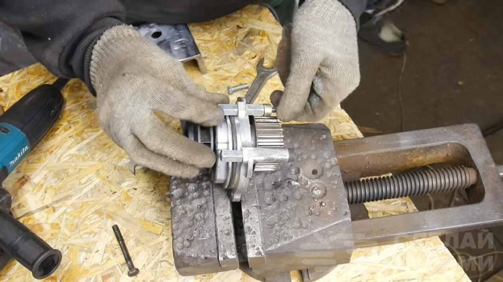 Стойка для маленькой болгарки из автомобильной помпы Стойка для маленькой болгарки из автомобильной помпы