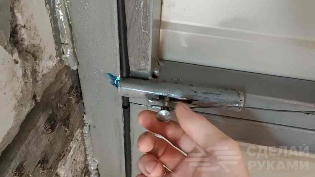 Как сделать секционные ворота для гаража: обычные и с пультом ДУ Как сделать секционные ворота для гаража: обычные и с пультом ДУ