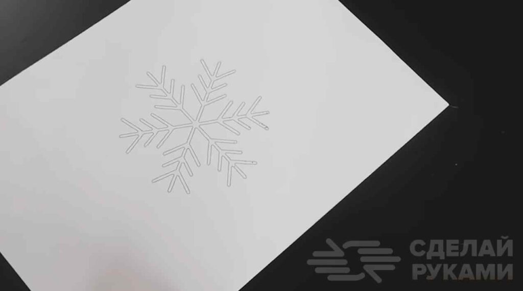 Новогодняя снежинка на елку из термоклея Новогодняя снежинка на елку из термоклея