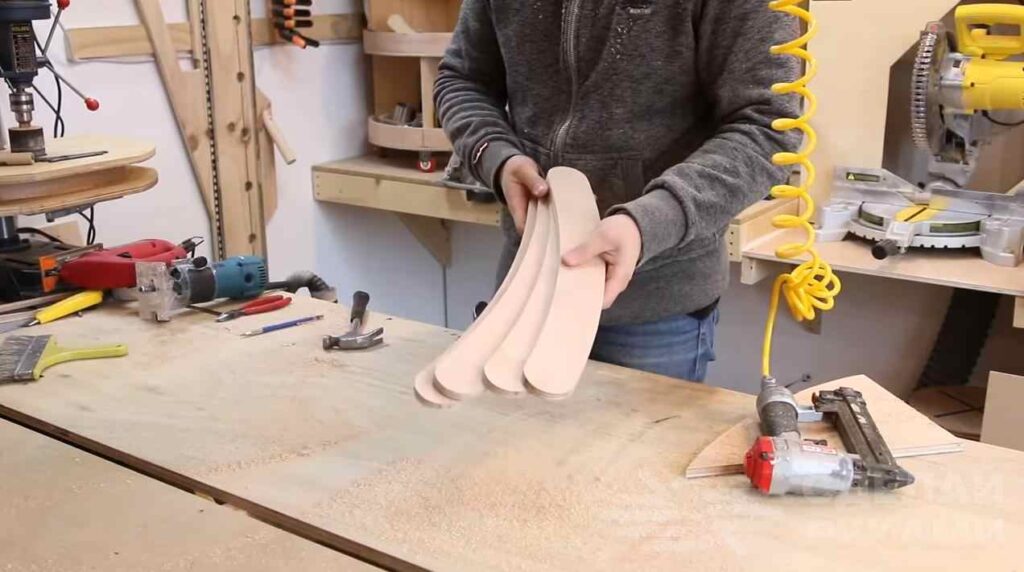 Складной регулируемый столик из фанеры для мастерской Складной регулируемый столик из фанеры для мастерской