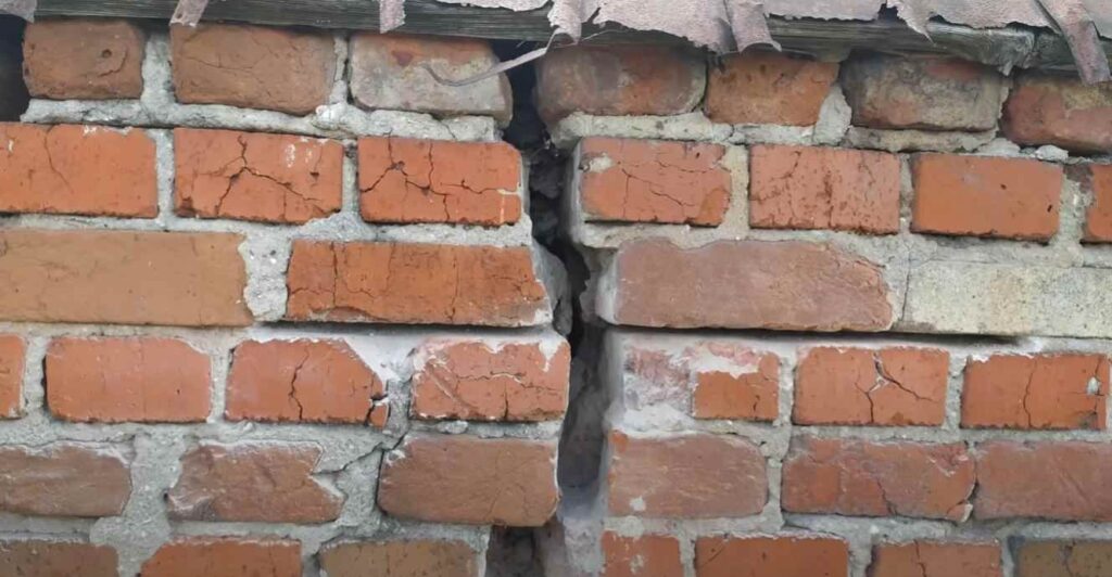Недорогой способ ремонта треснувшей стены (+ дополнительное усиление старого фундамента)