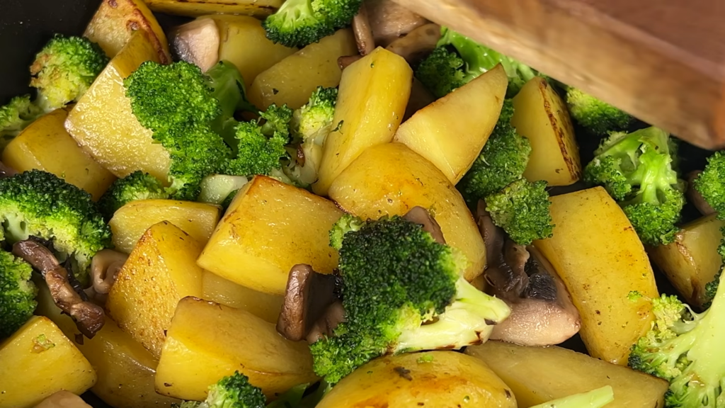 Брокколи с овощами и грибами - полезный рецепт