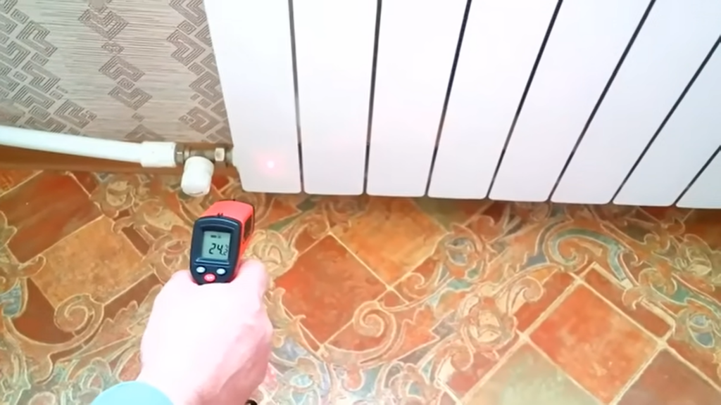 Радиатор наполовину холодный. Причина и как решить?